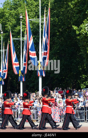 1° Battaglione, Guardie Coldstream marciando verso il basso il Mall per Trooping il colore Foto Stock