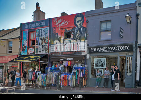 BRIGHTON, GRAN BRETAGNA - Mar 01, 2017: Tipica casa cittadina inglese a Brighton. La graphic novel shop Foto Stock