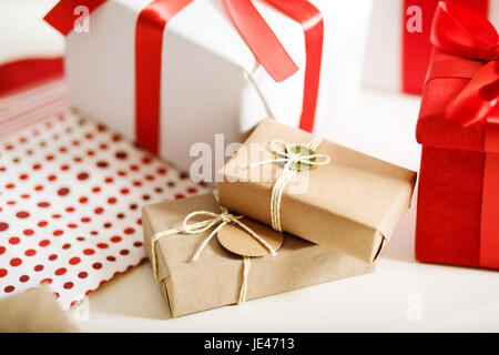 Rosso, bianco e tonalità di colore scatole regalo Foto Stock