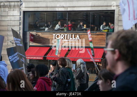 Londra, Regno Unito. Xix Nov, 2016. Gli studenti protestano contro le tasse e i tagli e debito nel centro di Londra. I manifestanti a piedi passato il cafe. Persone in CAF Foto Stock