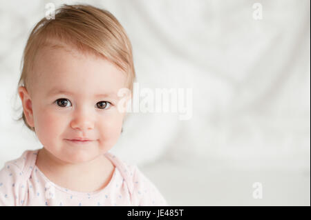 Cordiale di un anno di età bambino sorridente Foto Stock