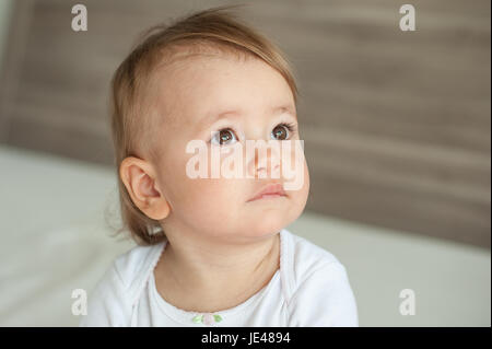 Cordiale di un anno di età del bambino riflettente sensazione Foto Stock