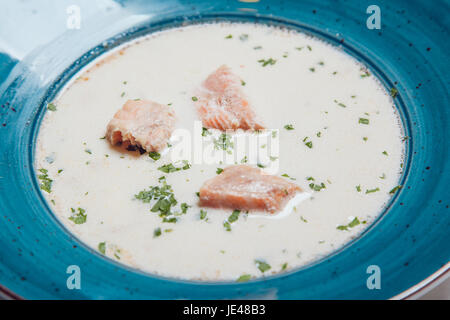 Minestra di crema con filetto di salmone. Foto Stock