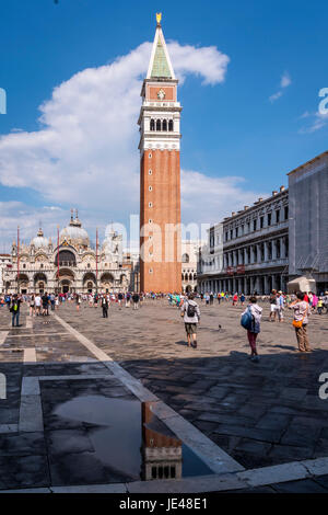 La riflessione del campanile / i turisti in piazza San Marco Foto Stock