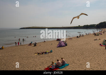 Barry Island, Wales, Regno Unito. Xx Giugno 2017. La gente si crogiolava nel battere i record di temperature a Barry Island Beach in Galles. Foto di Mark Hawkins Foto Stock