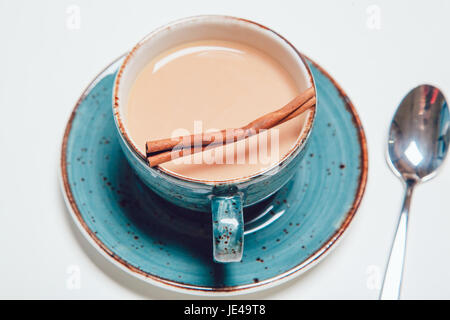 Masala tè in tazza di ceramica. Indiana nazionale bevanda tradizionale con tè, latte e spezie. Foto Stock