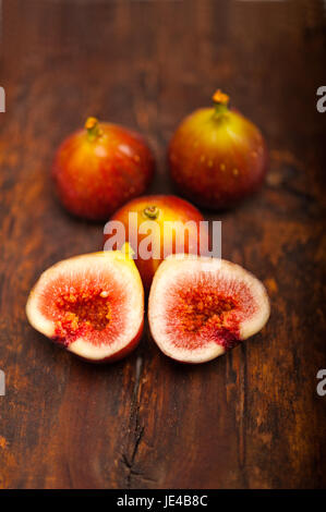 Fichi freschi macro closeup su vecchie di pannelli di legno Foto Stock