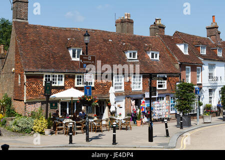 Cafe sulla battaglia high street, una città in East Sussex, Regno Unito Foto Stock