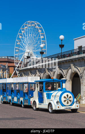 Landtrain sul lungomare di Bournemouth con grande ruota dietro al Molo approccio, Bournemouth Dorset in giugno Foto Stock