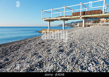 Urban Massandrovskiy Pebble Beach a Yalta, Crimea Foto Stock