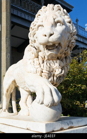 Medici lion con palla vicino Vorontsov (Alupka) Palace, Crimea Foto Stock