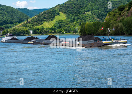 Commerciale cargo nave sul fiume Reno , Germania Foto Stock