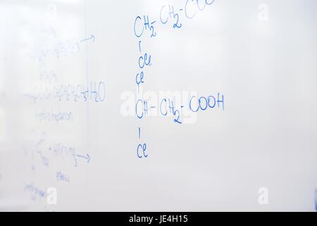 Abstract per la scienza e la molecola chimica di struttura sul pannello bianco in aula scolastica sfondo Foto Stock