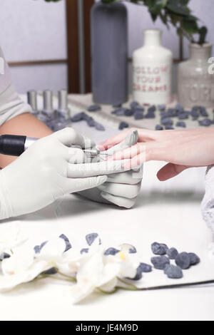 Closeup dito unghie manicure da specialista in un salone di bellezza. Foto Stock