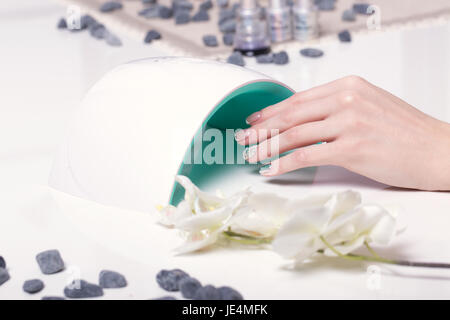 Closeup dito unghie manicure da specialista in un salone di bellezza. Foto Stock