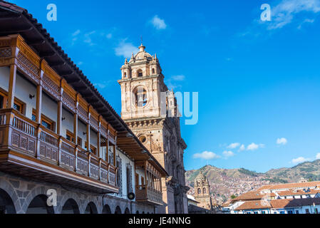 Balconi coloniali e due chiese sulla Plaza de Armas di Cuzco, Perù Foto Stock