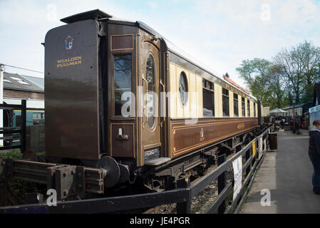 Ripristinato Wealdon pullman pullman di lusso è una funzione a Tenterden stazione ferroviaria nel Kent REGNO UNITO Foto Stock