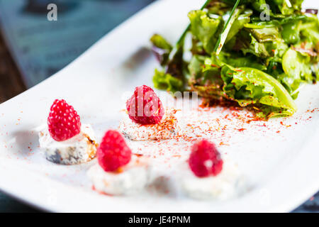 Insalata fresca con formaggio di capra e lampone. Cibo sano Foto Stock