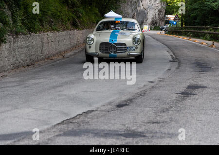 GOLA DEL FURLO, Italia - 19 Maggio: Maserati A6 G 54 BERLINETTA ZAGATO 1955 su una vecchia macchina da corsa nel rally Mille Miglia 2017 il famoso storico italiano Foto Stock