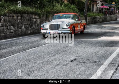 GOLA DEL FURLO, Italia - 19 Maggio: STUDEBAKER GOLDEN HAWK 1956 su una vecchia macchina da corsa nel rally Mille Miglia 2017 il famoso storico italiano della gara (1927-1 Foto Stock