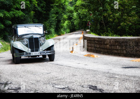 GOLA DEL FURLO, Italia - 19 Maggio: LANCIA APRILIA CABRIOLET 1940 su una vecchia macchina da corsa nel rally Mille Miglia 2017 il famoso storico italiano della gara (1927 Foto Stock