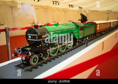 MA bene il modello in scala del Flying Scotsman locomotiva a vapore costruito interamente in plastica Lego mattoni di edificio. Una mostra itinerante nel Regno Unito Foto Stock