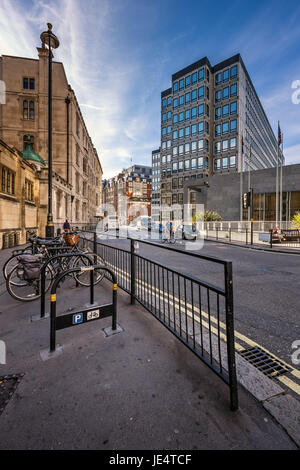 Londra - Ottobre 5, 2014: tipico marciapiede con Noleggio Biciclette Parcheggio a Londra. Possibilità di noleggio bici regime fondato da Boris Johnson sindaco di Londra e Barclays a Londra, Regno Unito - 20 gennaio 2013. Foto Stock