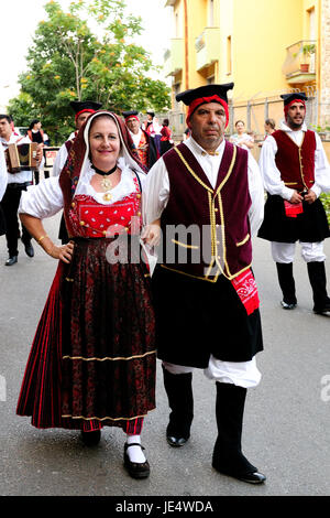 Jerzu, Sardegna - Agosto 3, 2014: sfilata di costumi e maschere tradizionali della Sardegna presso il Wine Festival Agosto 3, 2014 a Jerzu, SARDEGNA. Foto Stock
