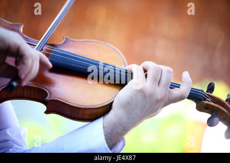 Dettaglio del violino suonata da un musicista. Foto Stock