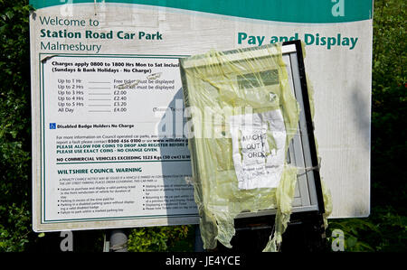 Pay & display i biglietti per il parcheggio macchina fuori ordine, England Regno Unito Foto Stock