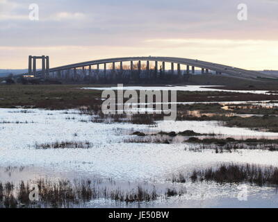 Vista del ponte Kingsferry e Sheppey Crossing come visto da Elmley. Foto Stock