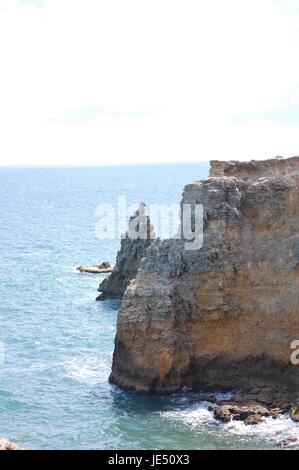 Roccia verticale e formazione di roccia in Cabo Rojo Puerto Rico Foto Stock