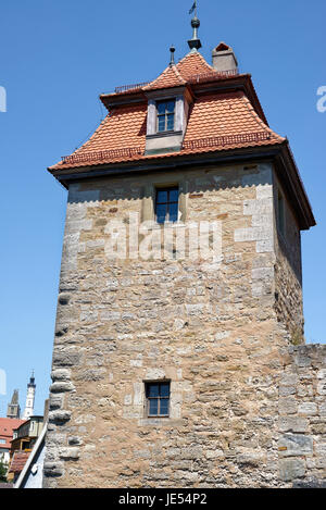 Siebersturm (= Torre Siebers) fu costruito nel 1385 e fa parte delle mura medievali della città di Rothenburg ob der Tauber. La città medievale nel sud della Germania è molto popolare per i turisti, grazie ai vecchi edifici e alle viste panoramiche. Foto Stock