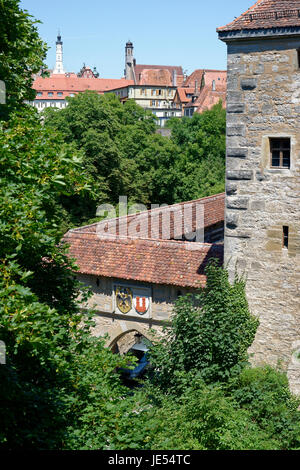 Il stemma della città di Rothenburg ob der Tauber alla porta di Kobolzeller, una porta medievale costruita nel XIV centro. La città medievale nel sud della Germania è molto popolare per i turisti, grazie ai vecchi edifici e alle viste panoramiche. Foto Stock