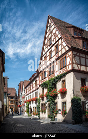 Vista panoramica su una strada a Rothenburg ob der Tauber, Germania. Gli edifici sono costruiti nel XVI secolo. Tutta la città è simile a questo..... Foto Stock