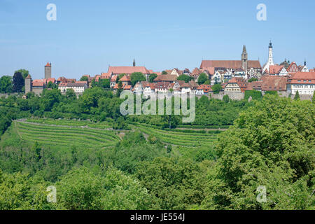 Le mura della città di Rothenburg ob der Tauber circondano l'intera città. La città medievale nel sud della Germania è molto popolare per i turisti, grazie ai vecchi edifici e alle viste panoramiche. Foto Stock