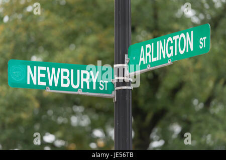 Un cartello stradale in corrispondenza dell'intersezione di Newbury e Arlington a Boston, MA Foto Stock