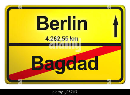 Ein gelbes Ortsausgangschild mit der jeweiligen Entfernung von einem Ort zum anderen. Foto Stock