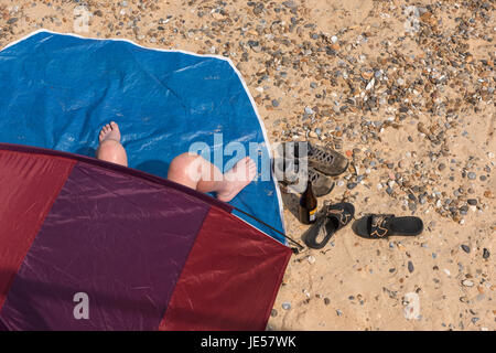 Southwold, Suffolk, Inghilterra, Regno Unito. 21 Giugno 2017 La gentile British località balneare di Southwold sulla costa di Suffolk ha una meravigliosa pier e miglia di essere Foto Stock