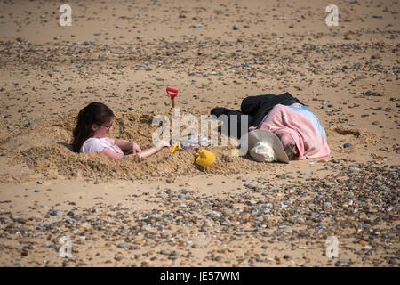 Southwold, Suffolk, Inghilterra, Regno Unito. 21 Giugno 2017 La gentile British località balneare di Southwold sulla costa di Suffolk ha una meravigliosa pier e miglia di essere Foto Stock