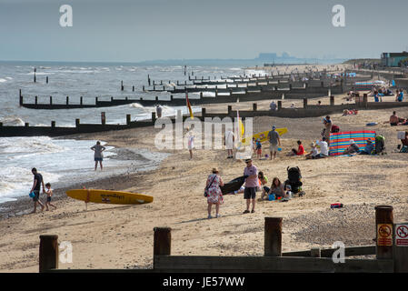 Southwold, Suffolk, Inghilterra, Regno Unito. 21 Giugno 2017 La gentile British località balneare di Southwold sulla costa di Suffolk ha una meravigliosa pier e miglia di essere Foto Stock