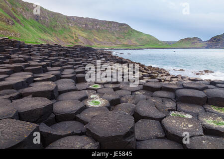 Secondo la leggenda il basalto ad incastro le colonne sono i resti di una strada rialzata costruita dal leggendario gigante Finn MacCool Foto Stock