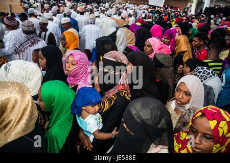 I musulmani partecipare alla processione Zefe durante il festival di Maulidi, la nascita del profeta Maometto, isola di Lamu, Kenya, Africa orientale Foto Stock