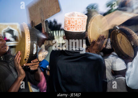 I musulmani partecipare alla processione Zefe durante serate dei Maulidi, la nascita del profeta Maometto, nella parte anteriore della moschea Riada,l'isola di Lamu, Kenya, Africa orientale Foto Stock