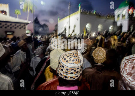 I musulmani partecipare alla processione Zefe durante serate dei Maulidi, la nascita del profeta Maometto, nella parte anteriore della moschea Riada,l'isola di Lamu, Kenya, Africa orientale Foto Stock