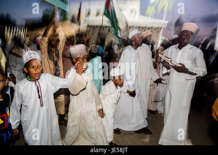 I musulmani partecipare alla processione Zefe durante serate dei Maulidi, la nascita del profeta Maometto, nella parte anteriore della moschea Riada,l'isola di Lamu, Kenya, Africa orientale Foto Stock