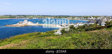 Affacciato sul porto e spiaggia cittadina a Hugh Town, St. Mary's, isole Scilly, Cornwall, Regno Unito Foto Stock