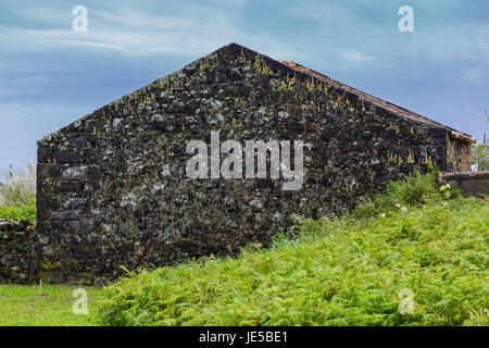 Edificio abbandonato sulla costa settentrionale dell'isola di Sao Miguel, arcipelago delle Azzorre nell'oceano atlantico appartenenti al Portogallo Foto Stock