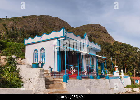 Nilgiri Hills, India - 26 Ottobre 2013: piccolo, sobrio, blu e bianco chiesa cattolica includono le statue di Gesù e gli angeli. Sullo sfondo delle highland. Foto Stock