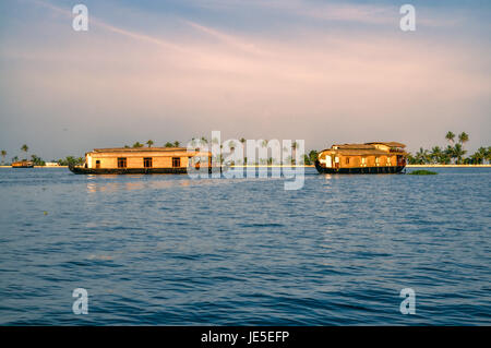 In legno tradizionali case galleggianti di Alleppey regione in India Foto Stock